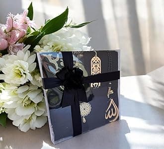 SAIKA Muslim Prayer Rug, 7 in One Gift Set, Prayer Mat Surah Book, Tasbeeh, Scarf, Surah Case, Bookmark, Car Mirror Hanger, Prayer Beads,Islamic Gift for Umrah, Hajj, Wedding, Janamaz (Black)